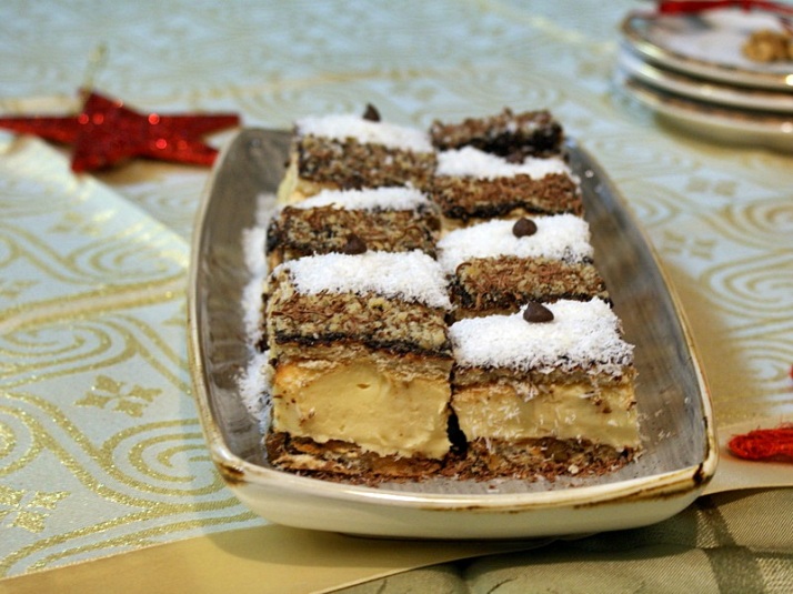 Prăjitură cu blat din bezea cu nucă și cremă de vanilie